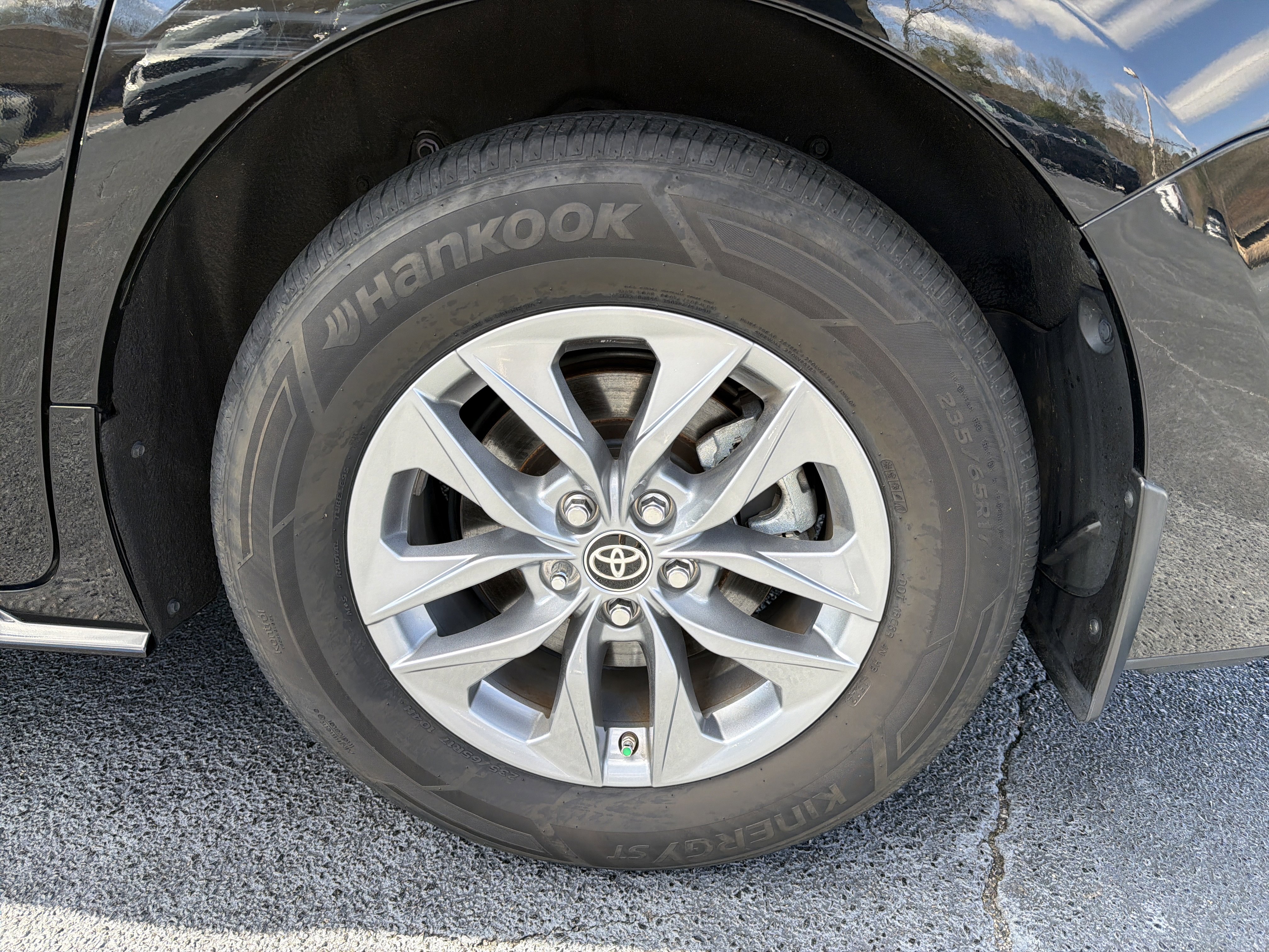 Used 2022 Toyota Sienna XLE image 18