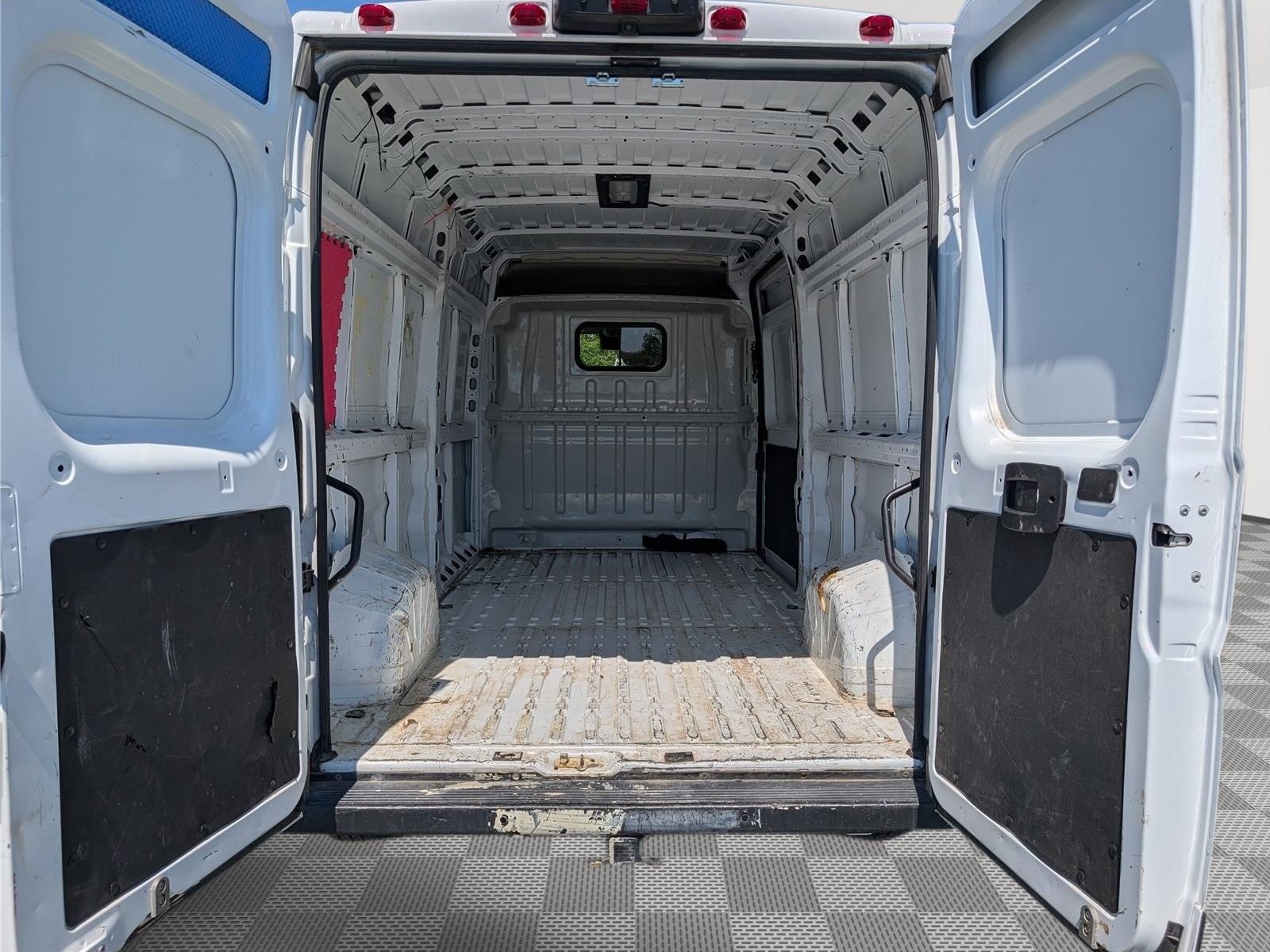 Used 2024 RAM ProMaster 2500 w/ Convenience Group FWD image 12