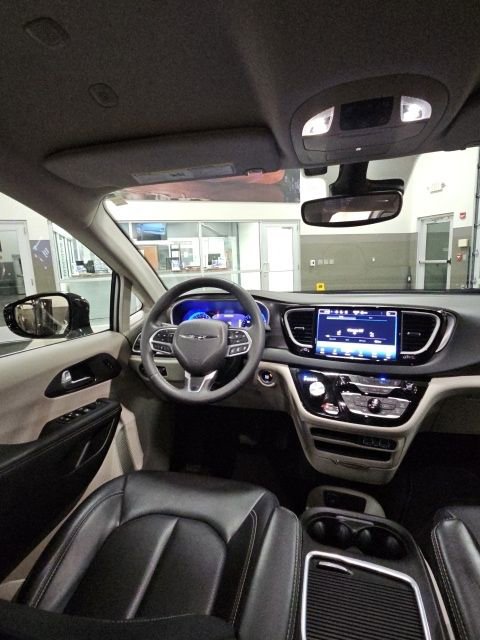 Used 2024 Chrysler Pacifica Touring-L image 28