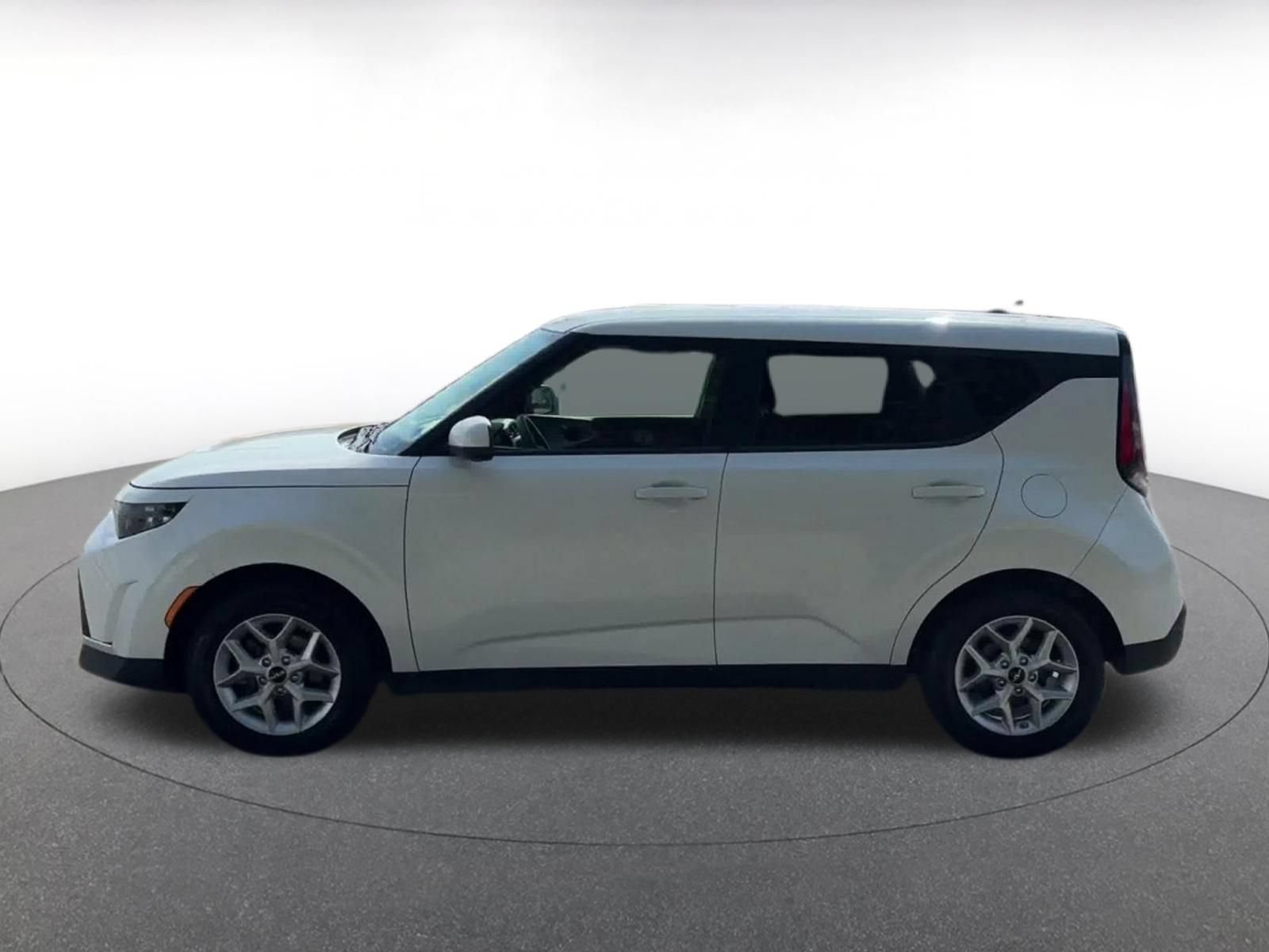 Used 2025 Kia Soul LX w/ LX Technology Package FWD image 7