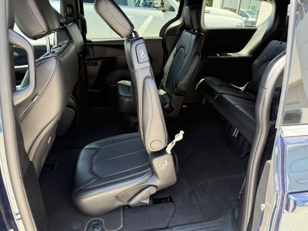 Used 2025 Chrysler Pacifica Select FWD image 15