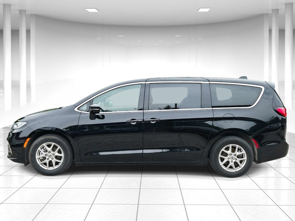 Used 2025 Chrysler Pacifica Select FWD image 6