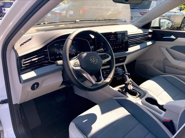 Used 2025 Volkswagen Jetta SE w/ Sunroof Package FWD image 4