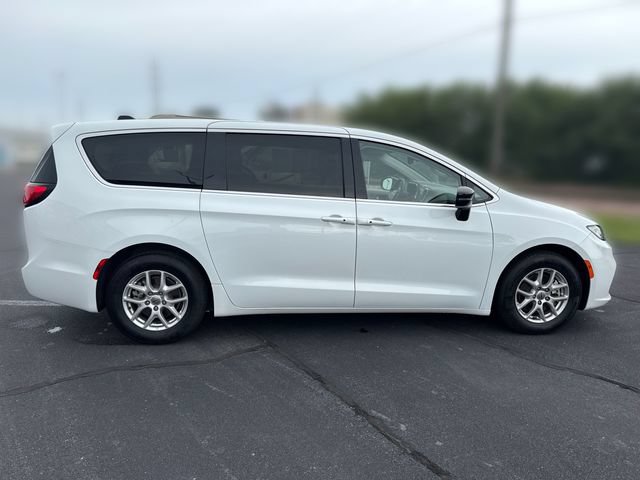 Used 2024 Chrysler Pacifica Touring-L FWD image 6