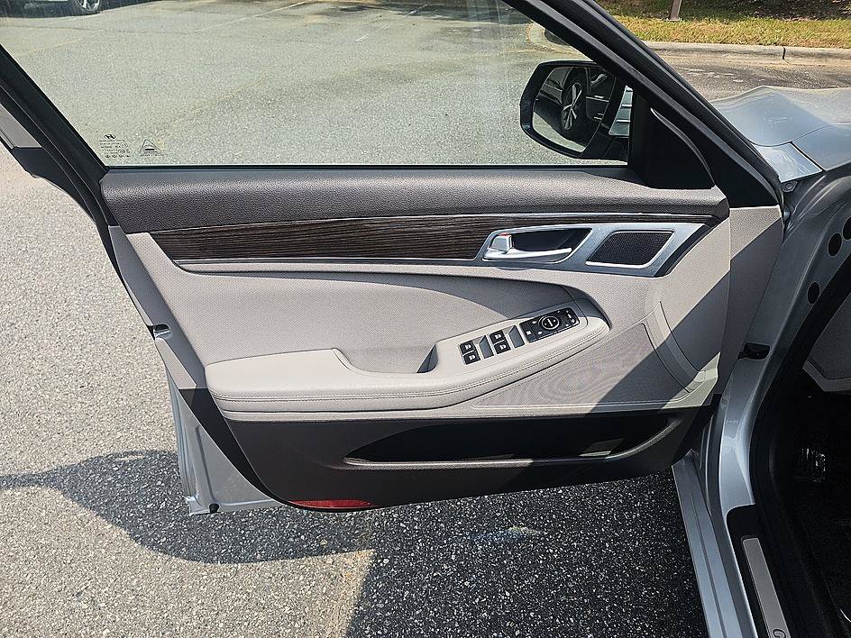 Used 2015 Hyundai Genesis 3.8 RWD image 11