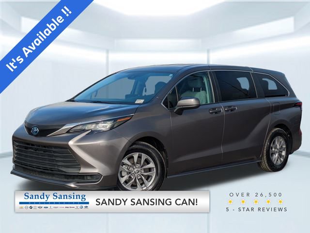 Used 2024 Toyota Sienna LE image 1