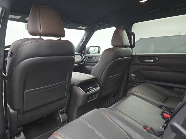 Used 2025 Nissan Armada SL image 38