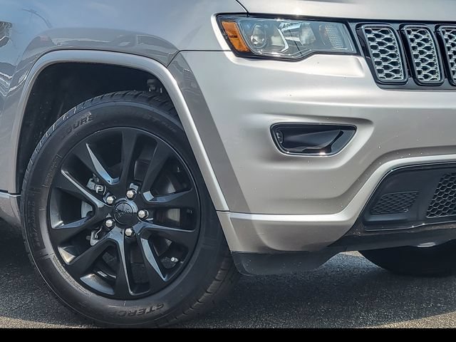 Used 2020 Jeep Grand Cherokee Altitude AWD/4WD image 4