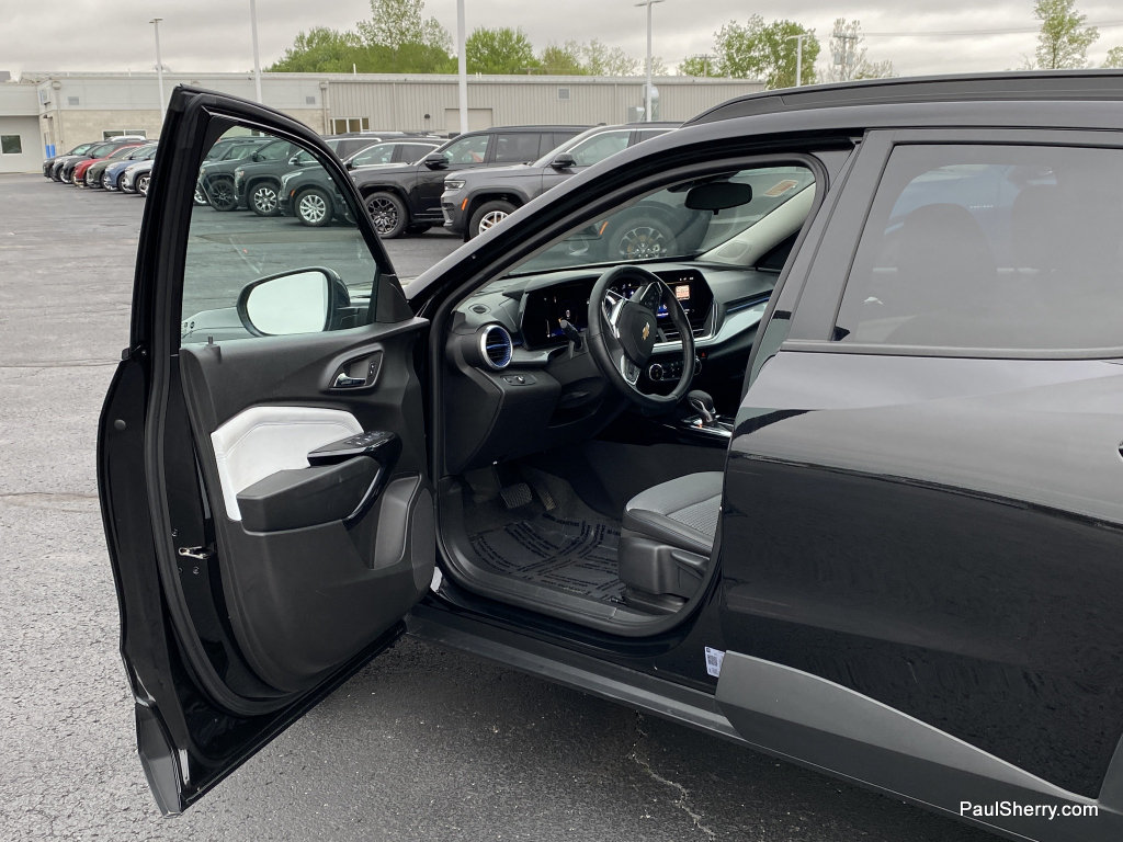 Used 2025 Chevrolet Trax LT w/ LT Convenience Package FWD image 10
