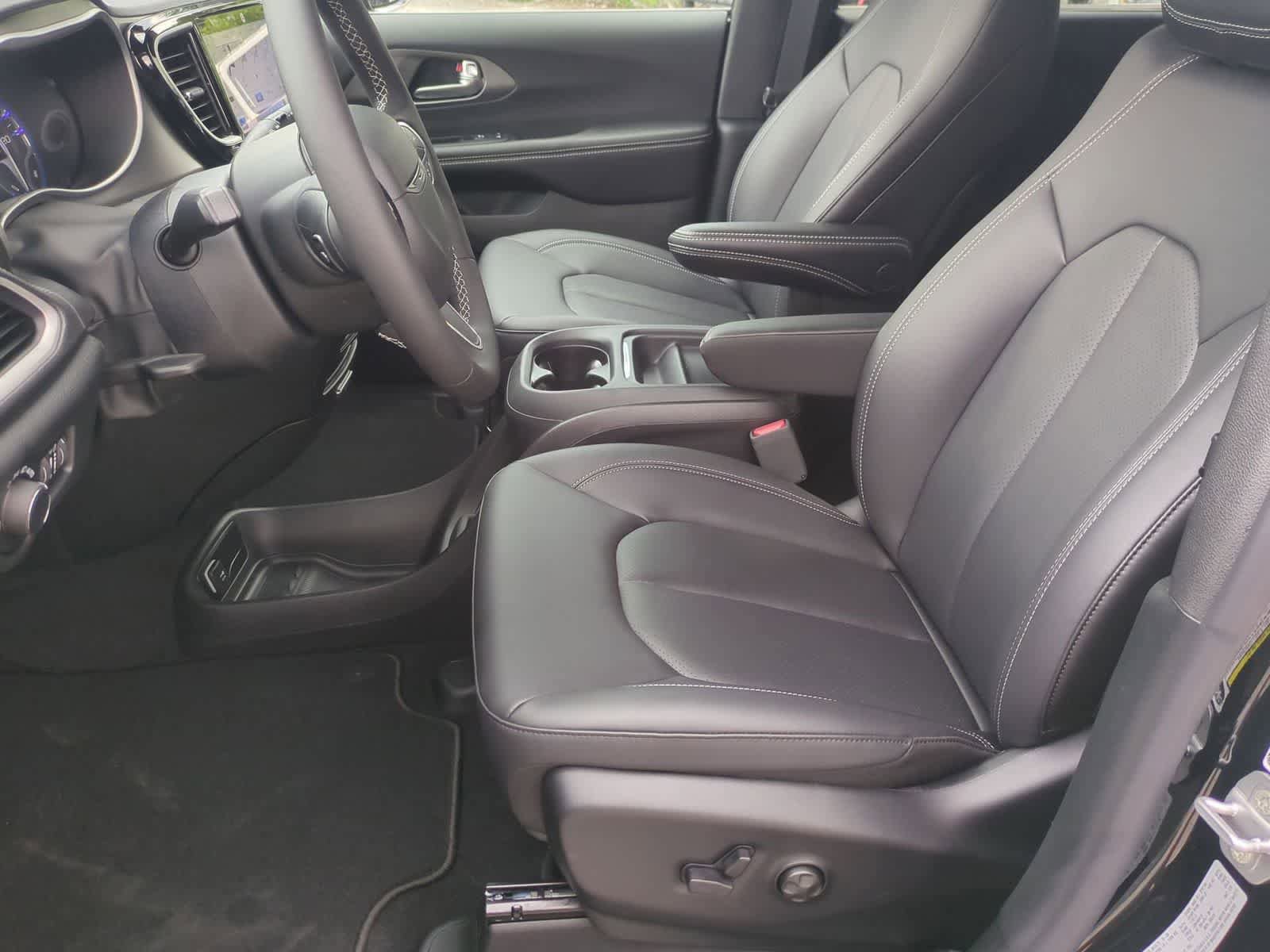 New 2027 Chrysler Pacifica Select FWD image 16