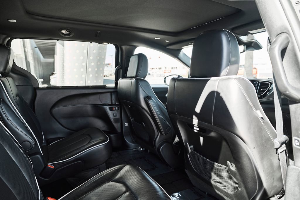 Used 2025 Chrysler Pacifica Limited FWD image 19