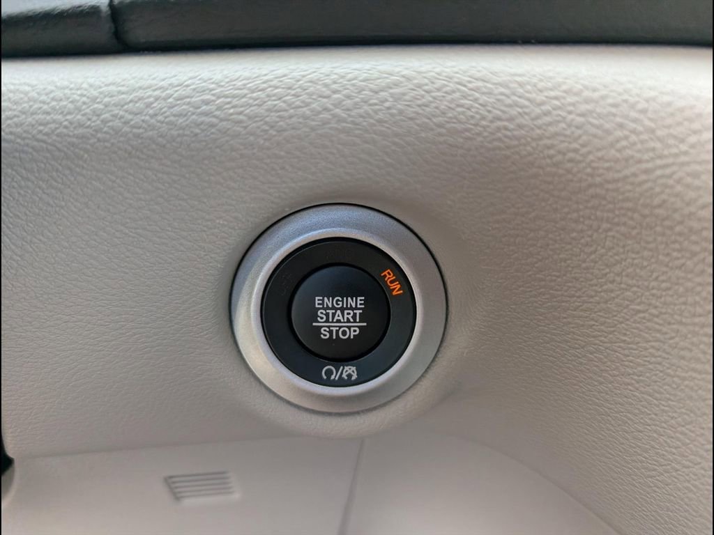 Used 2022 Chrysler Voyager LX image 8