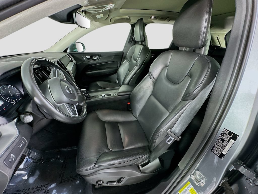 Used 2018 Volvo XC60 T5 Momentum w/ Vision Package AWD/4WD image 5