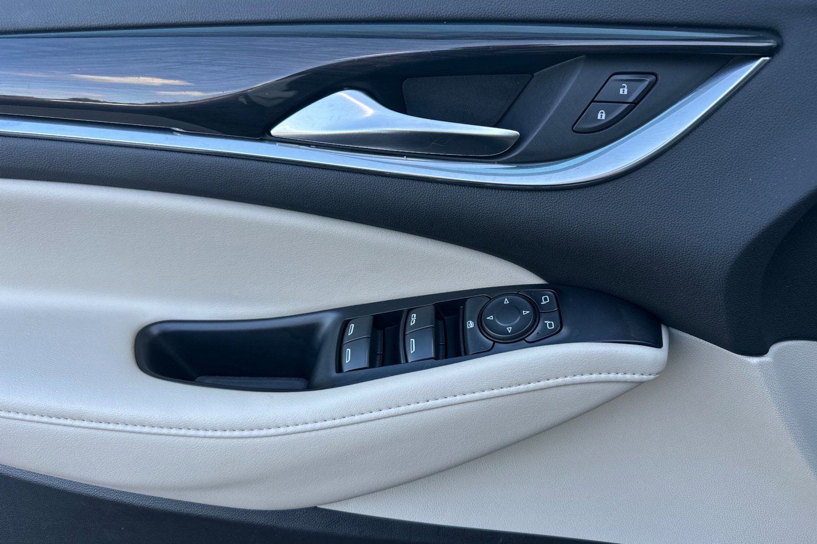 Used 2021 Buick Enclave Essence w/ Sound and Sites Package image 11