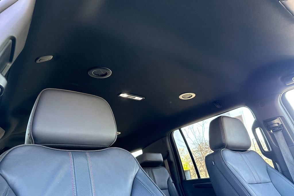 Used 2025 Chevrolet Suburban RST image 27