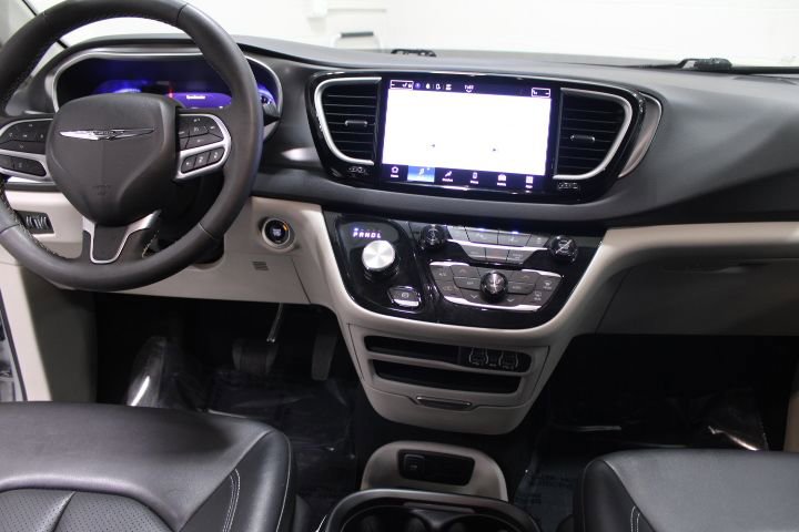 Used 2024 Chrysler Pacifica Touring-L image 30