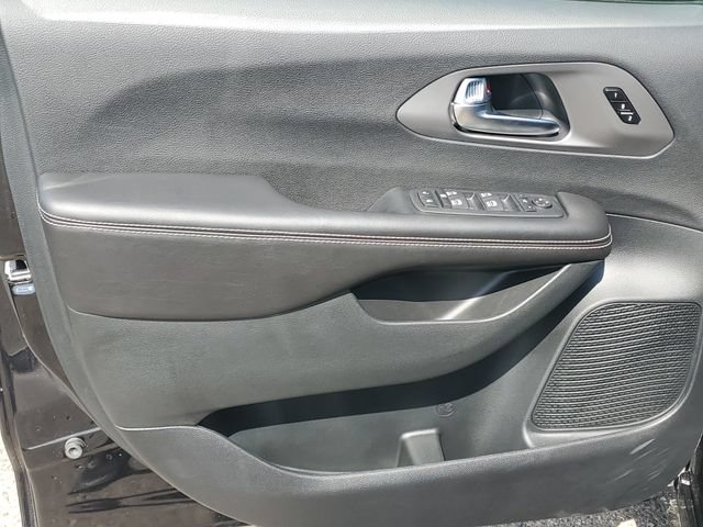 New 2027 Chrysler Pacifica Limited w/ Trailer Tow Group AWD/4WD image 16