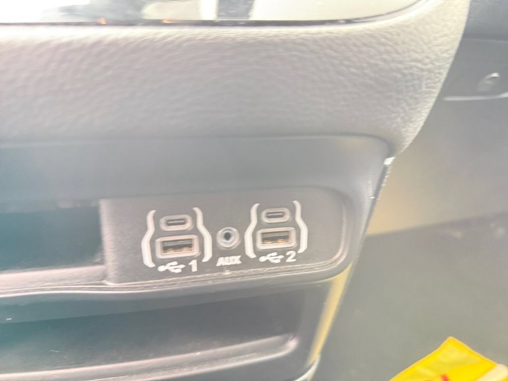 Used 2024 Chrysler Pacifica Limited FWD image 31