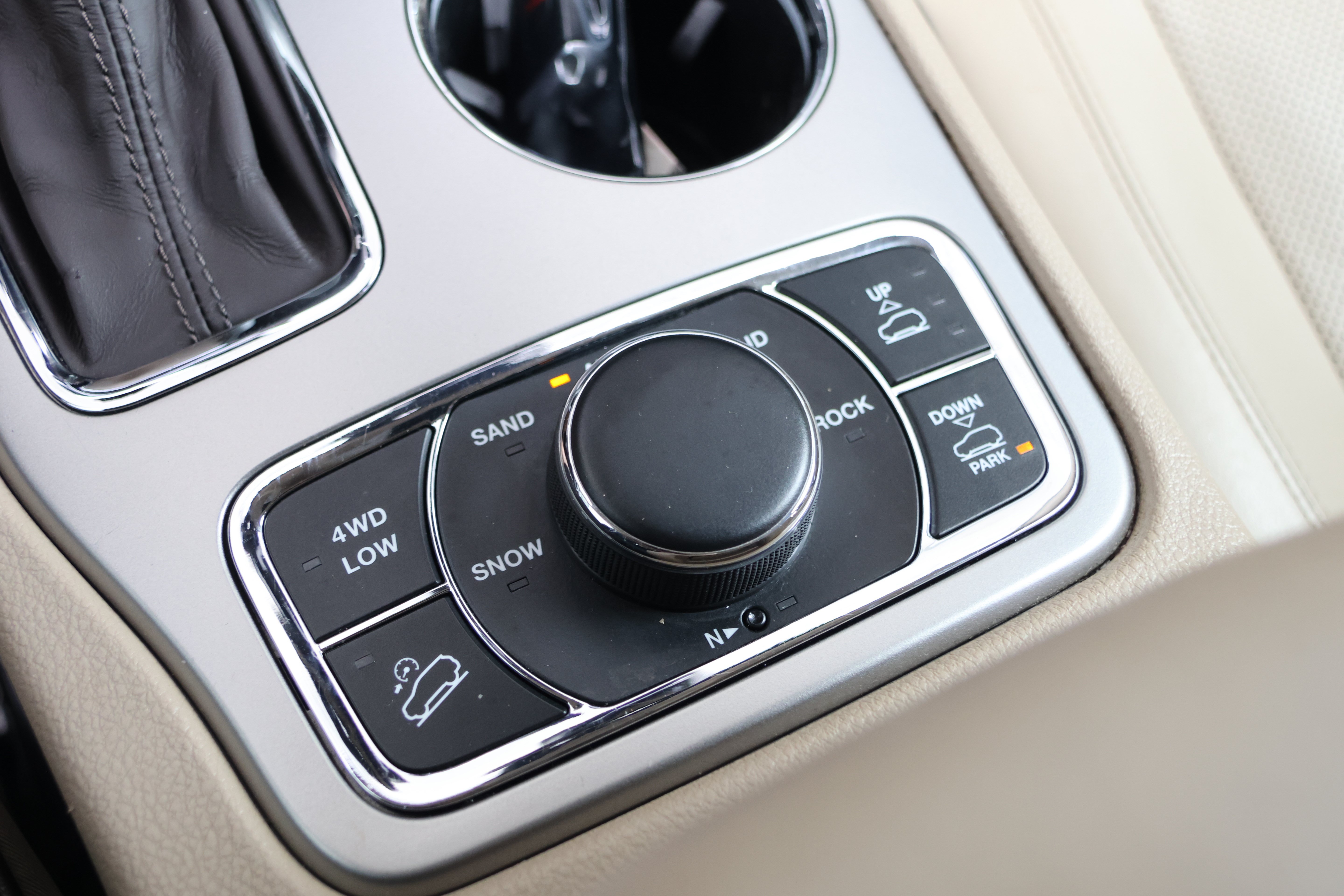 Used 2019 Jeep Grand Cherokee Overland AWD/4WD image 30