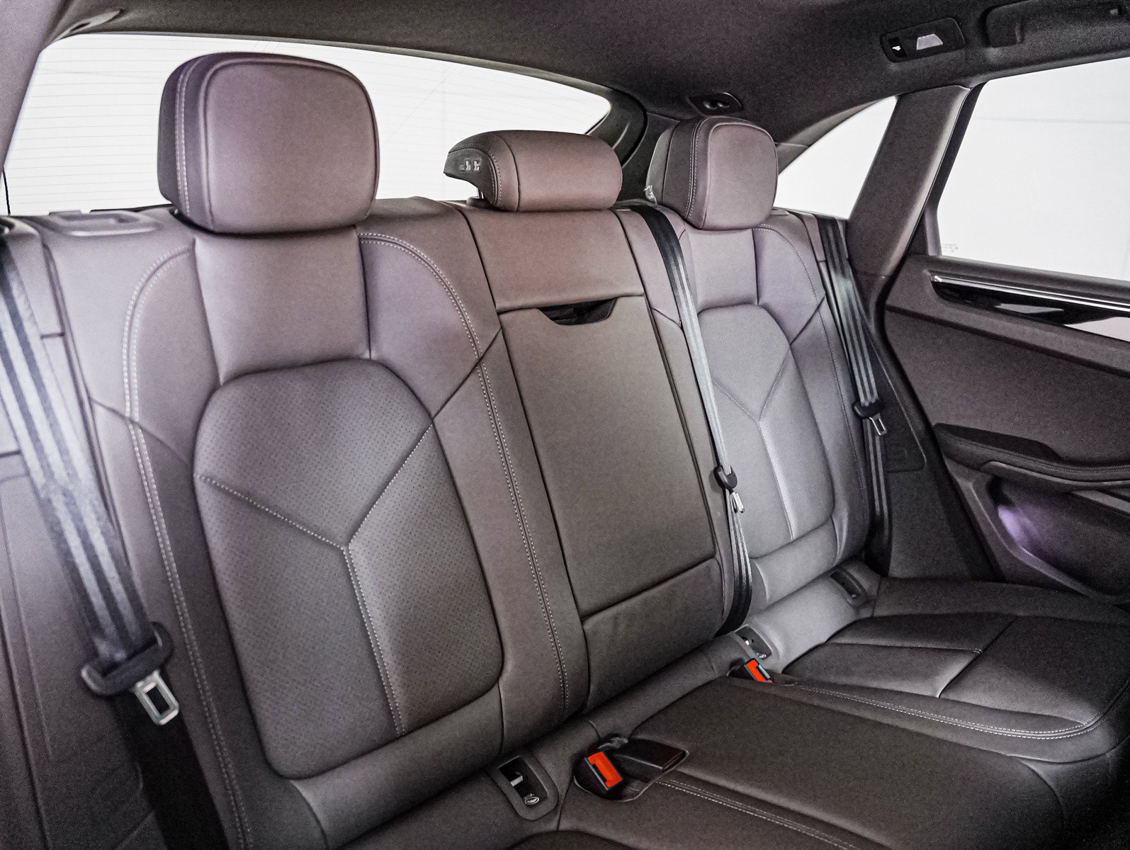 Certified 2025 Porsche Macan image 6