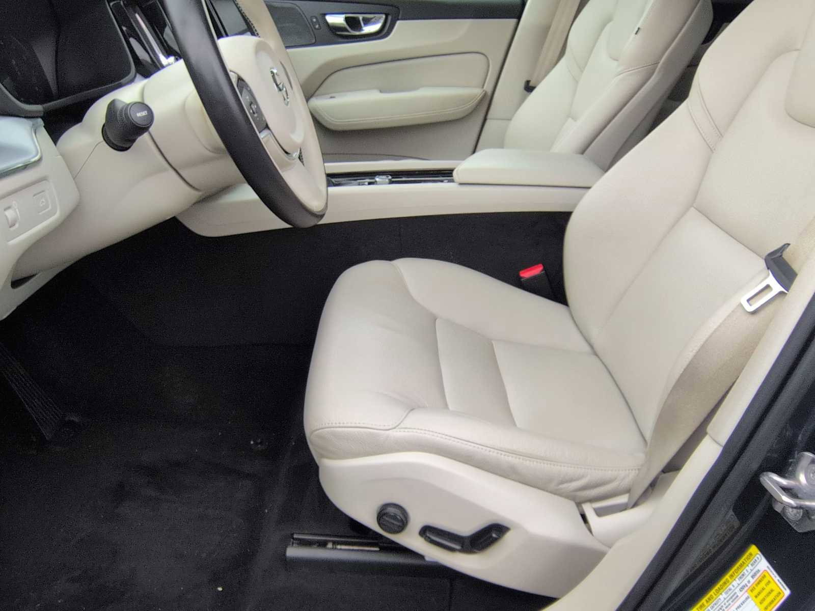 Used 2020 Volvo XC60 T5 Momentum image 16