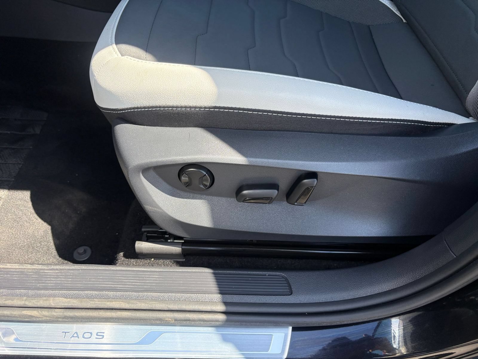 Used 2026 Volkswagen Taos SE FWD image 21