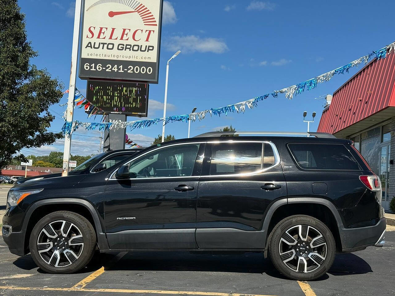 Used 2019 GMC Acadia SLT w/ LPO, Black Accent Package image 2