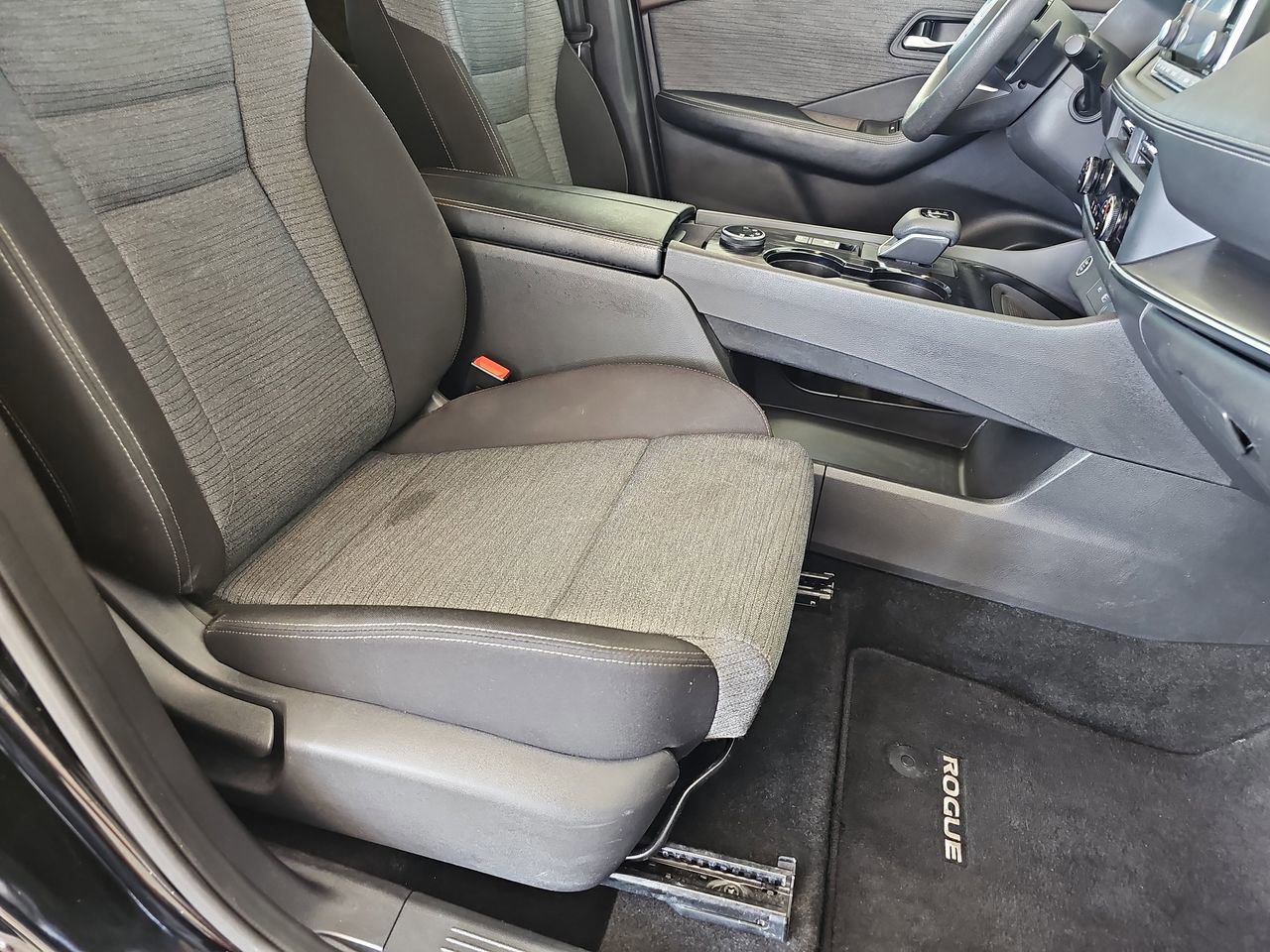 Used 2023 Nissan Rogue SV image 13