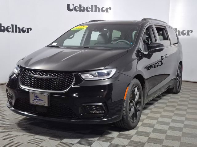 Used 2025 Chrysler Pacifica Limited image 3