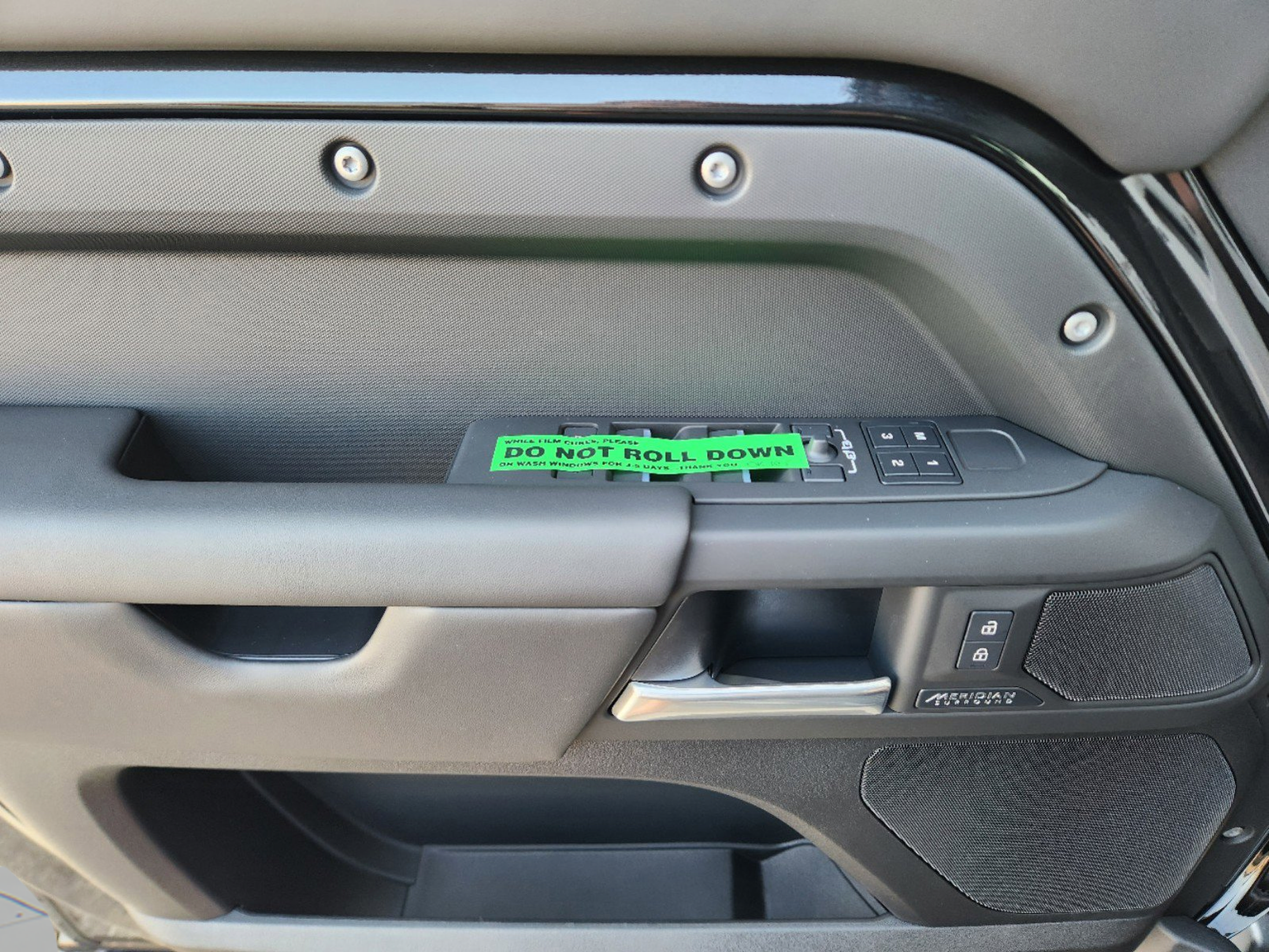 New 2025 Land Rover Defender 110 X-Dynamic SE AWD/4WD image 25