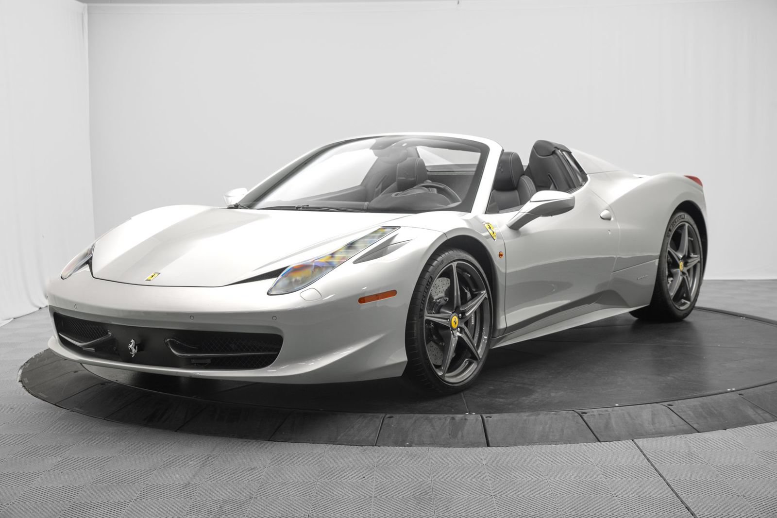 Used 2012 Ferrari 458 Spider RWD image 3