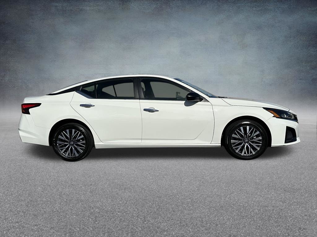 Used 2025 Nissan Altima 2.5 SV AWD/4WD image 2