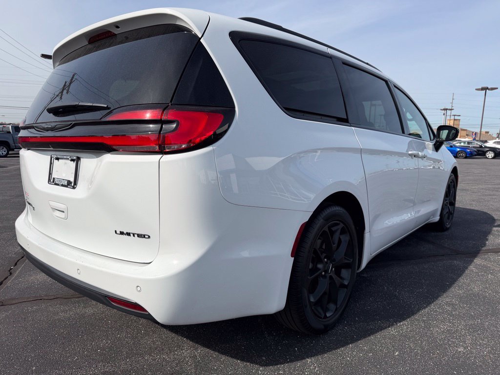 Used 2025 Chrysler Pacifica Limited FWD image 5