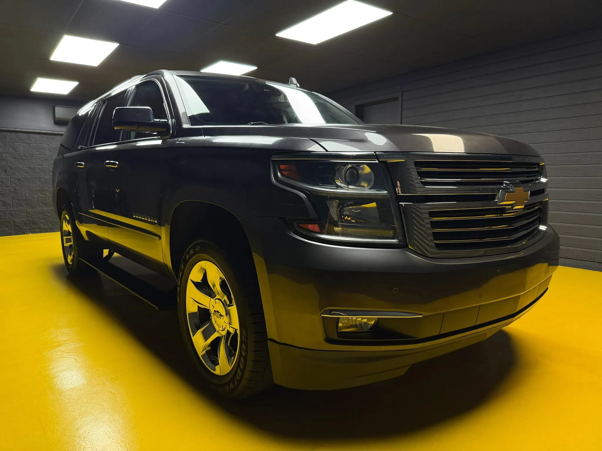 Used 2016 Chevrolet Suburban LTZ RWD image 3