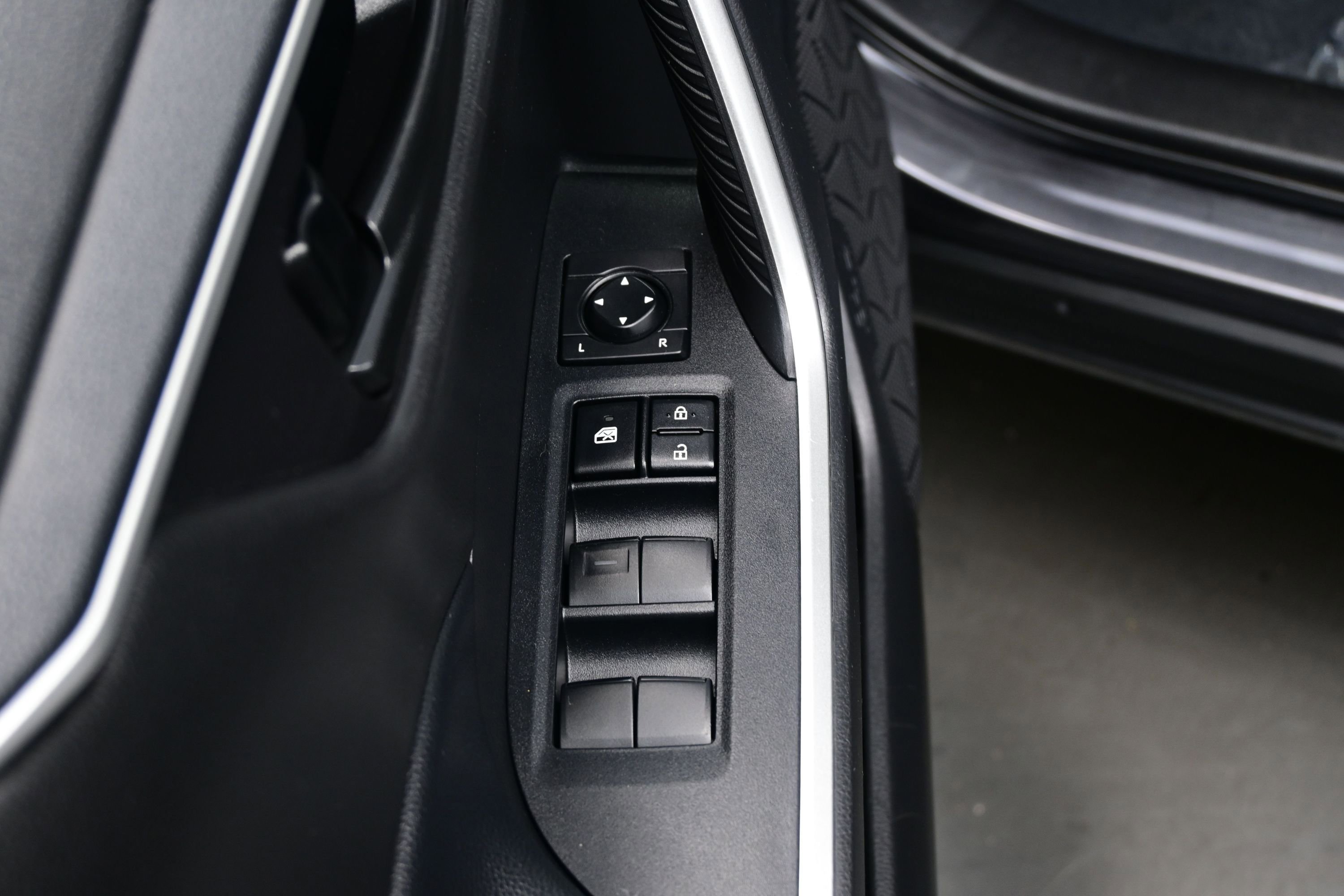 Used 2022 Toyota RAV4 LE AWD/4WD image 10
