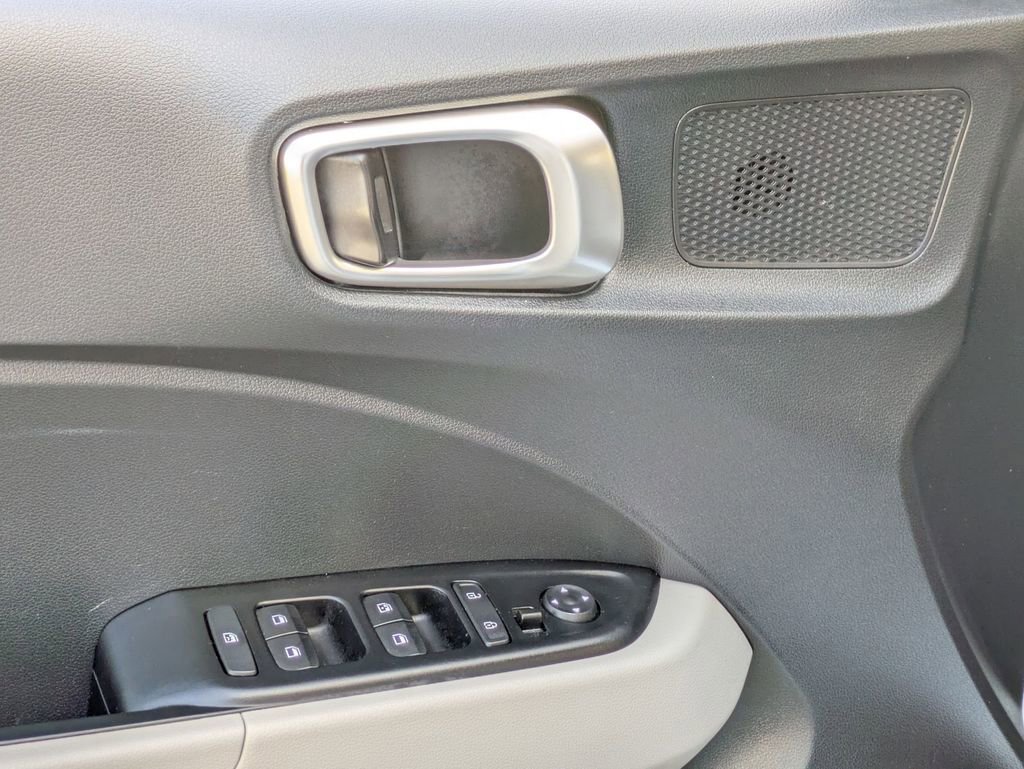 Used 2025 Hyundai Venue SEL image 13