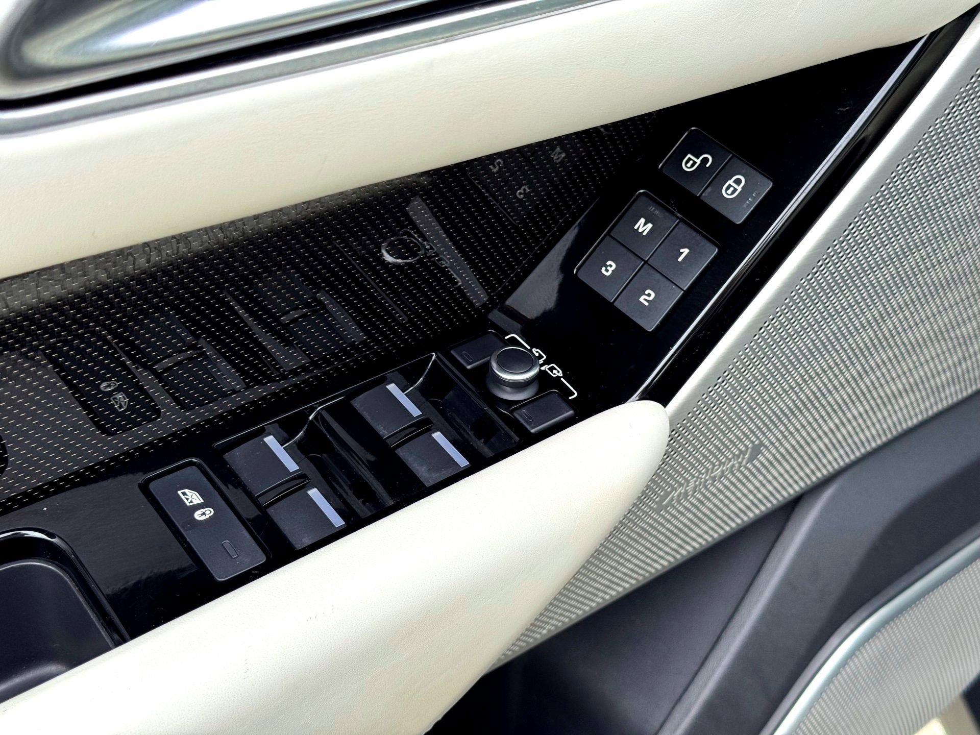 Used 2018 Land Rover Range Rover Velar image 18