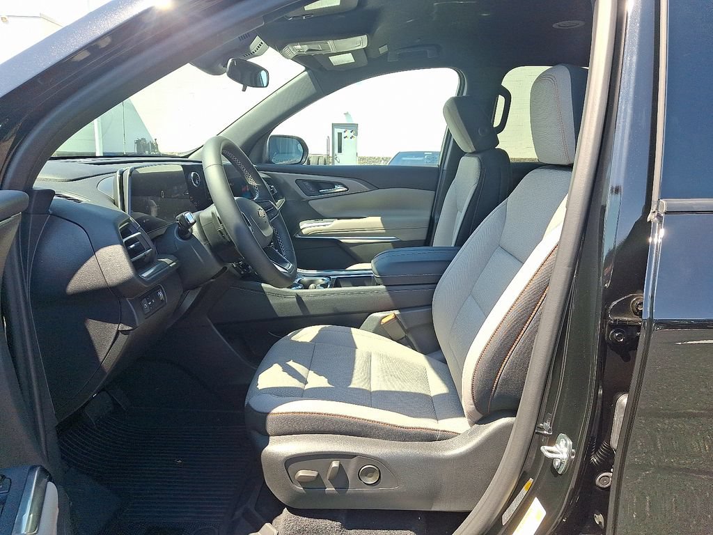 New 2027 Chevrolet Traverse LT w/ LPO, Floor Liner Package FWD image 6