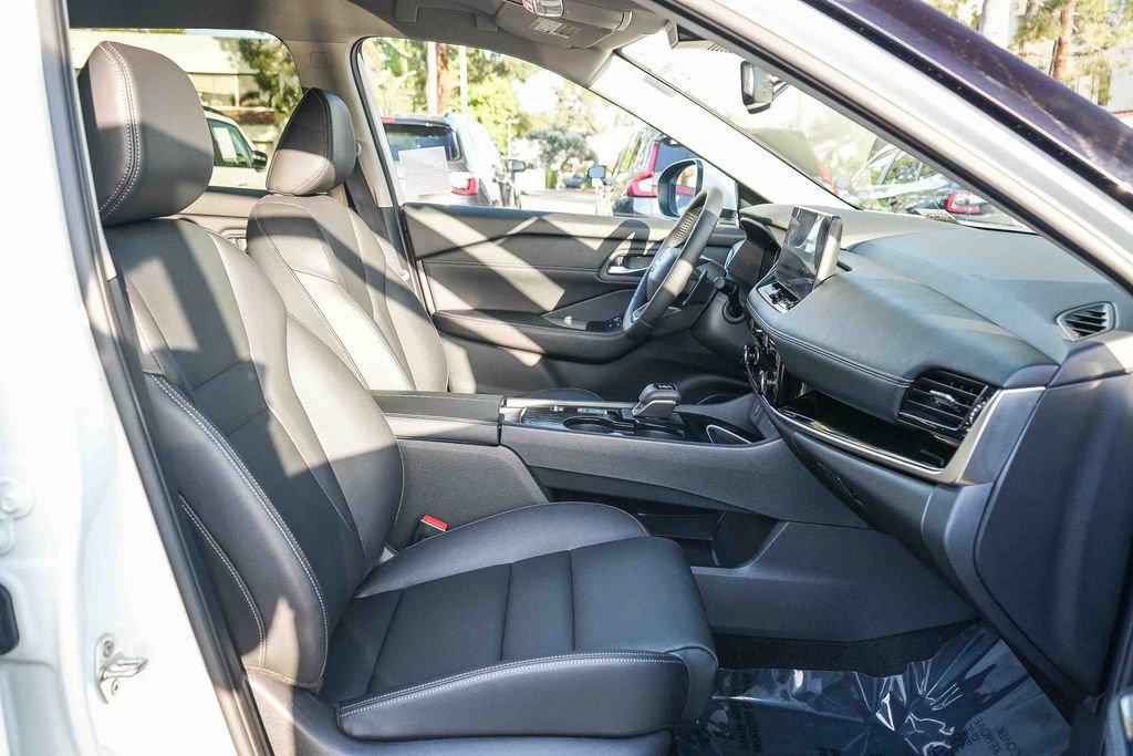 Used 2025 Nissan Rogue SL FWD image 15