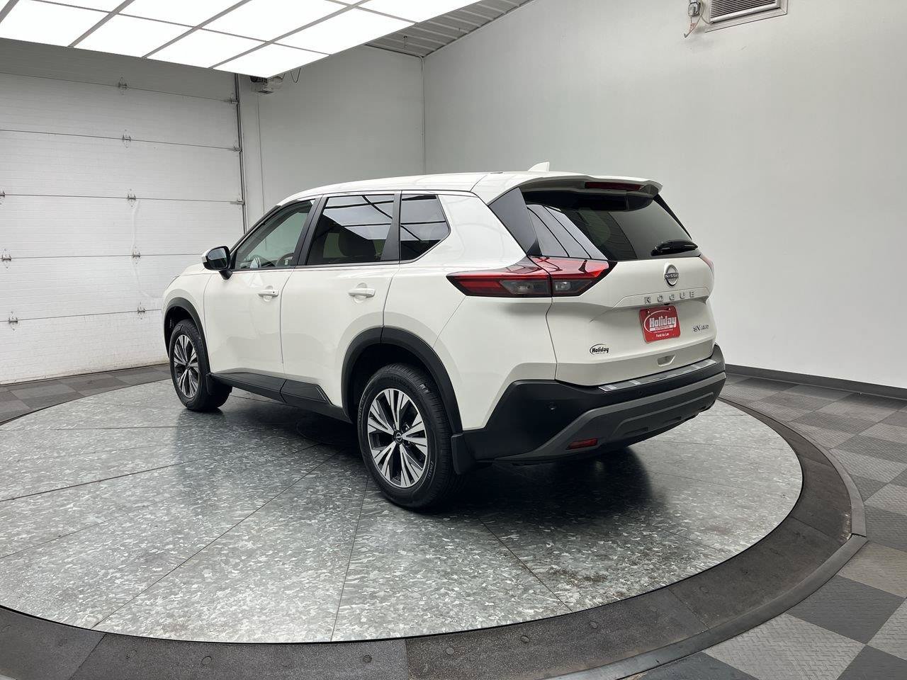 Used 2023 Nissan Rogue SV AWD/4WD image 2