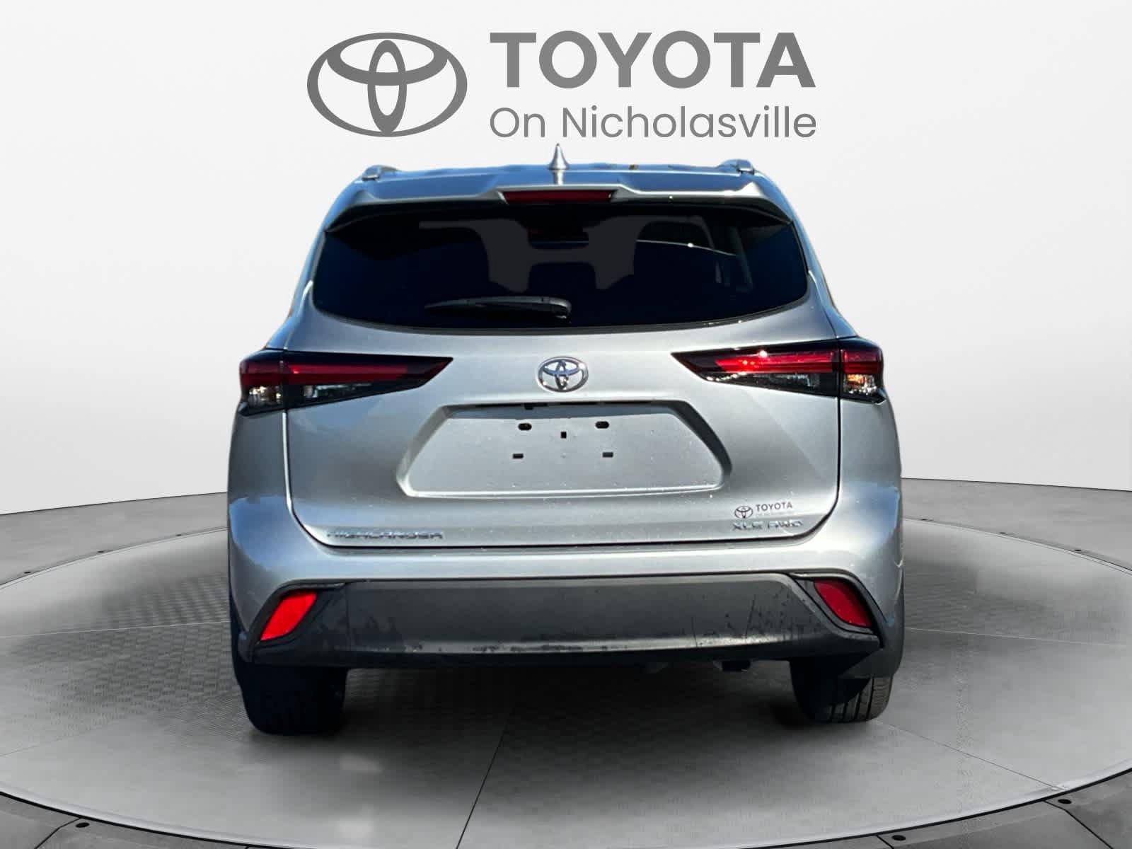 Used 2024 Toyota Highlander XLE AWD/4WD image 4
