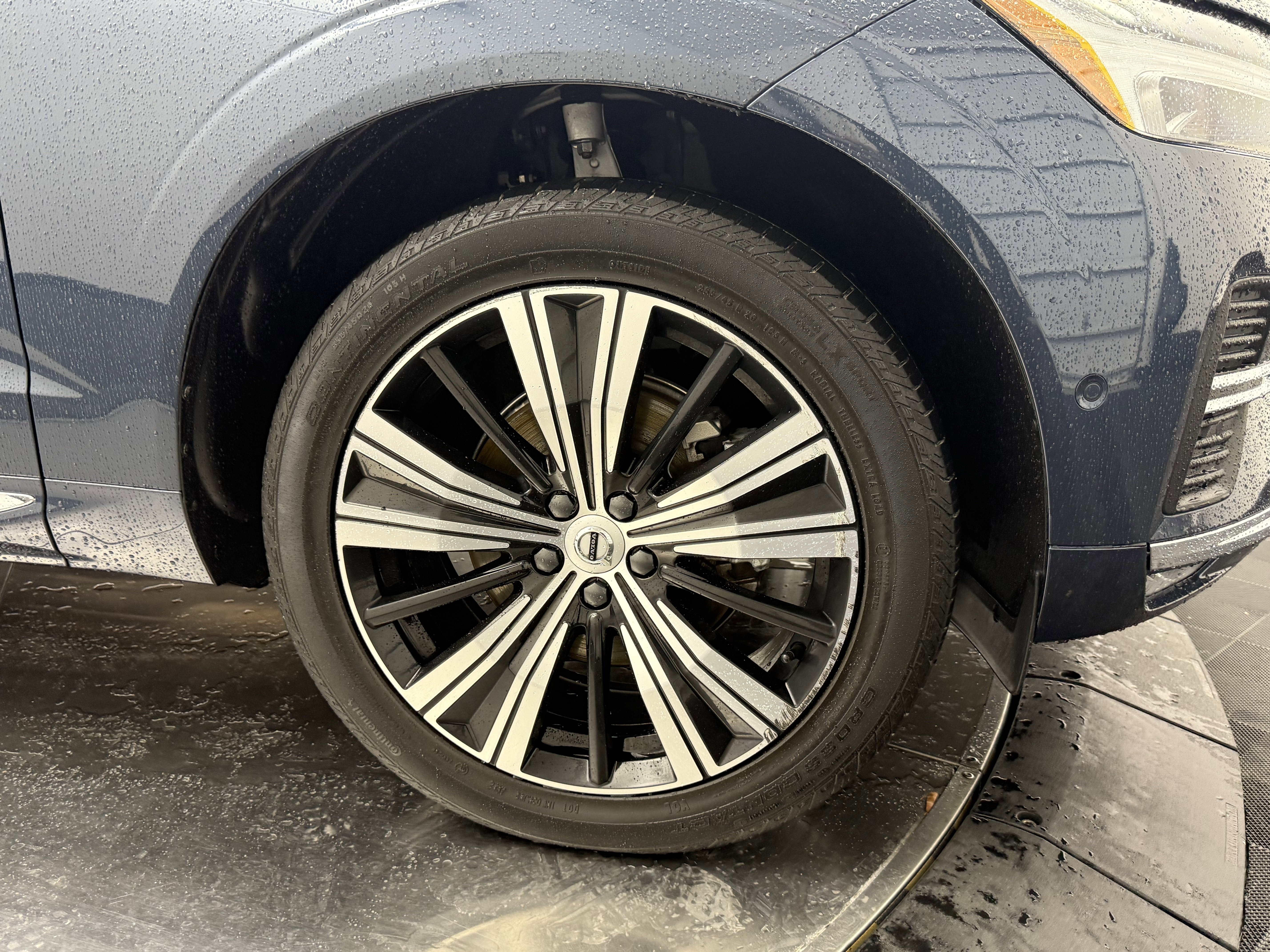 Certified 2023 Volvo XC60 B5 Ultimate w/ Protection Package Premier AWD/4WD image 9