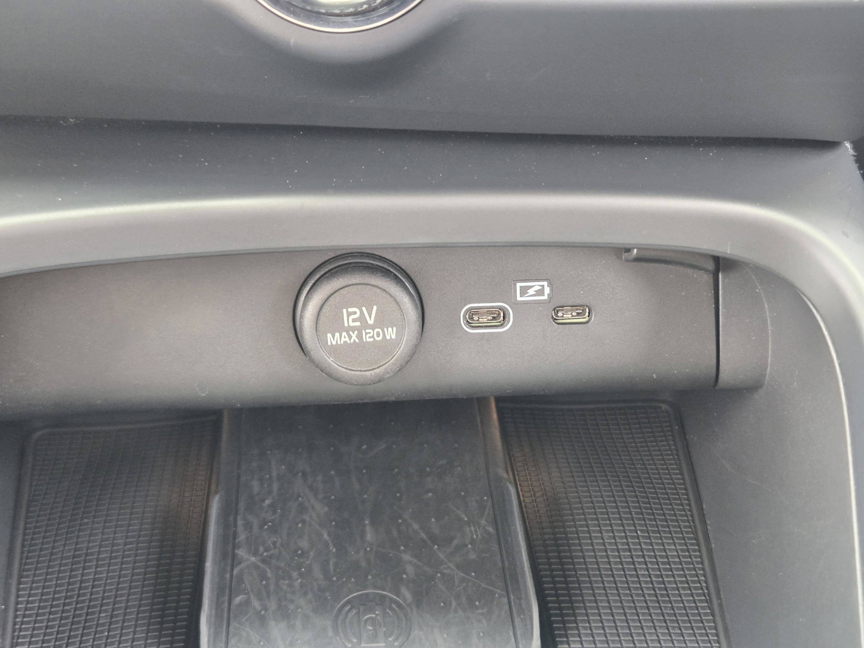 Used 2025 Volvo XC40 B5 Plus image 27