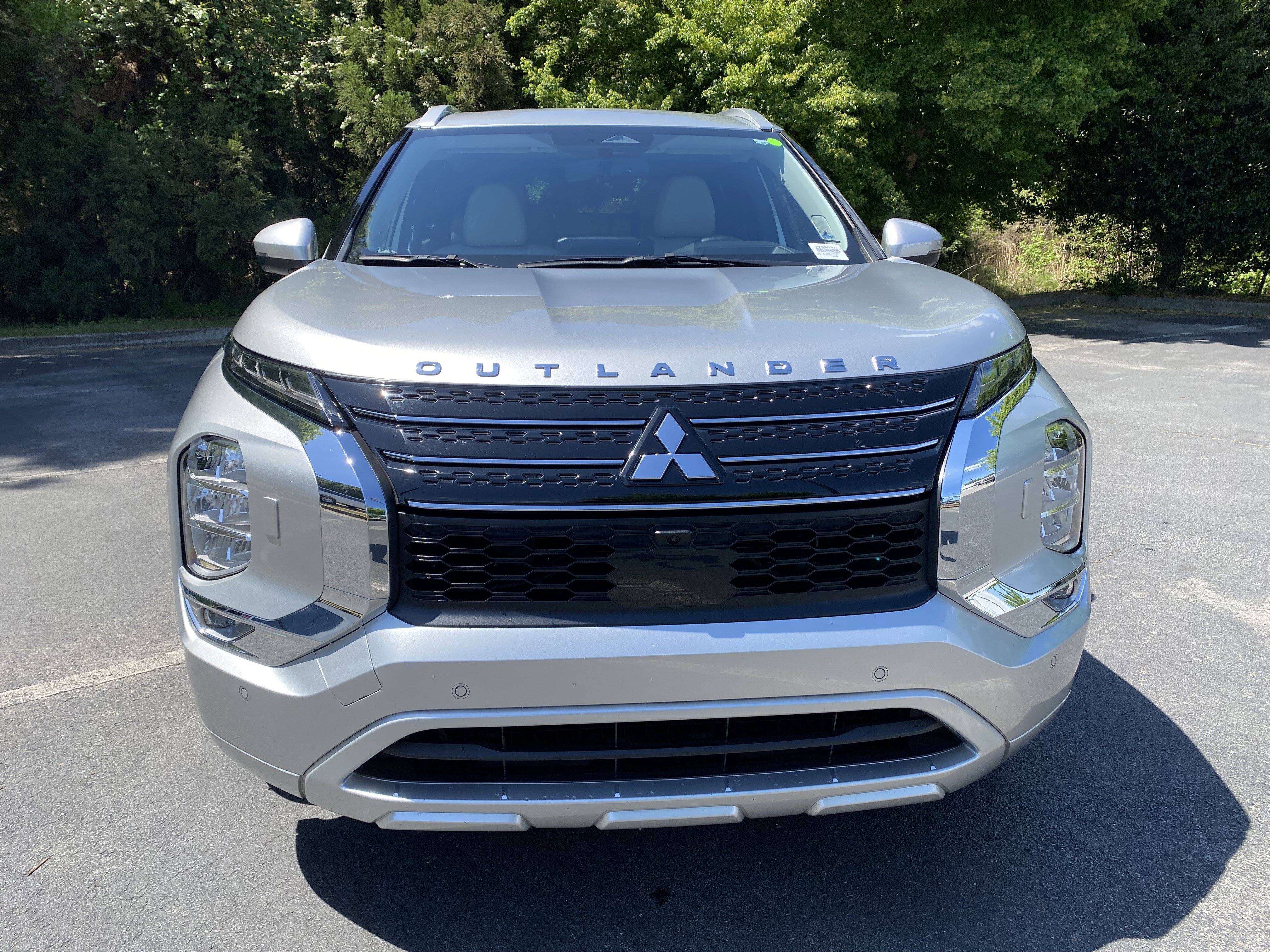 Used 2024 Mitsubishi Outlander 4WD Plug-In Hybrid image 3