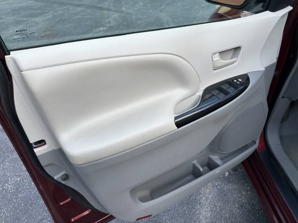 Used 2014 Toyota Sienna LE FWD image 18