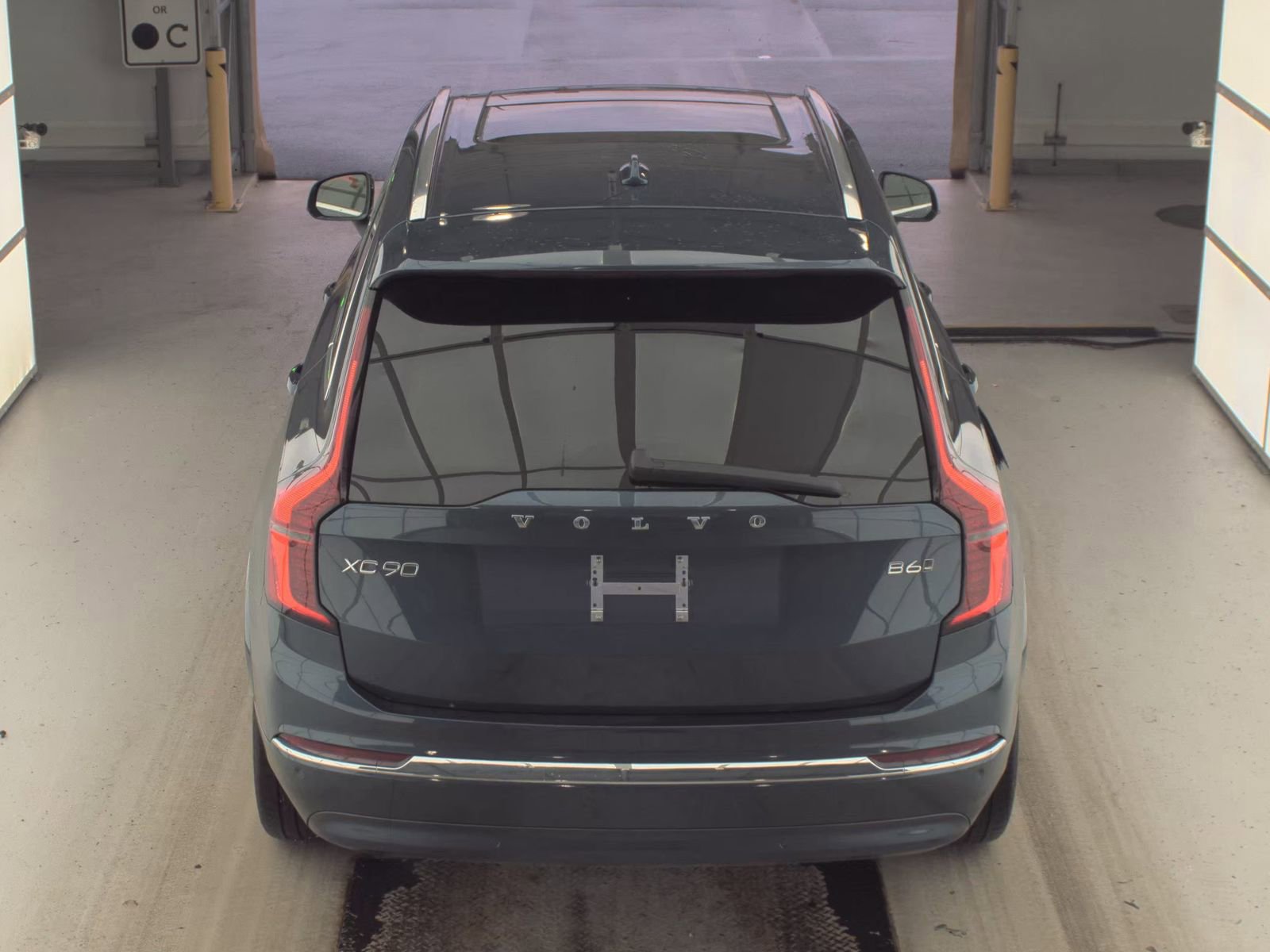 Used 2025 Volvo XC90 B6 Plus image 6