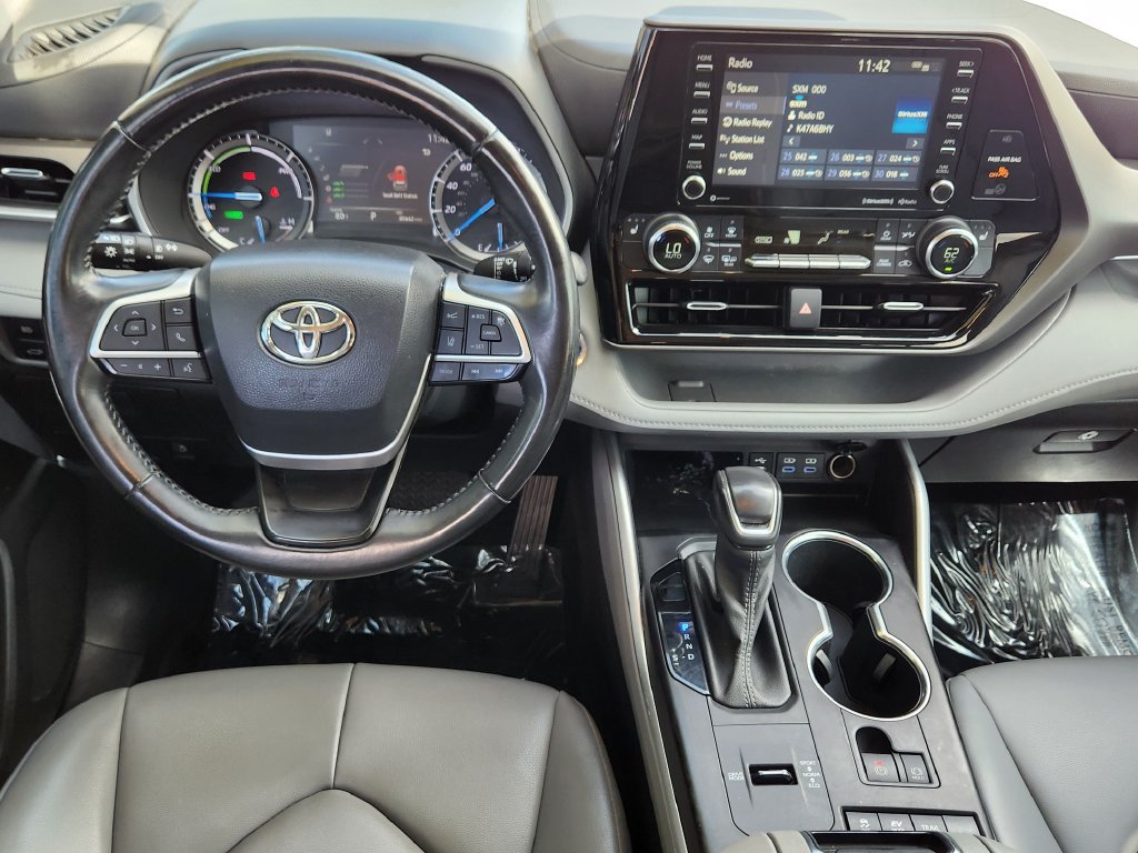 Used 2022 Toyota Highlander XLE AWD/4WD image 3