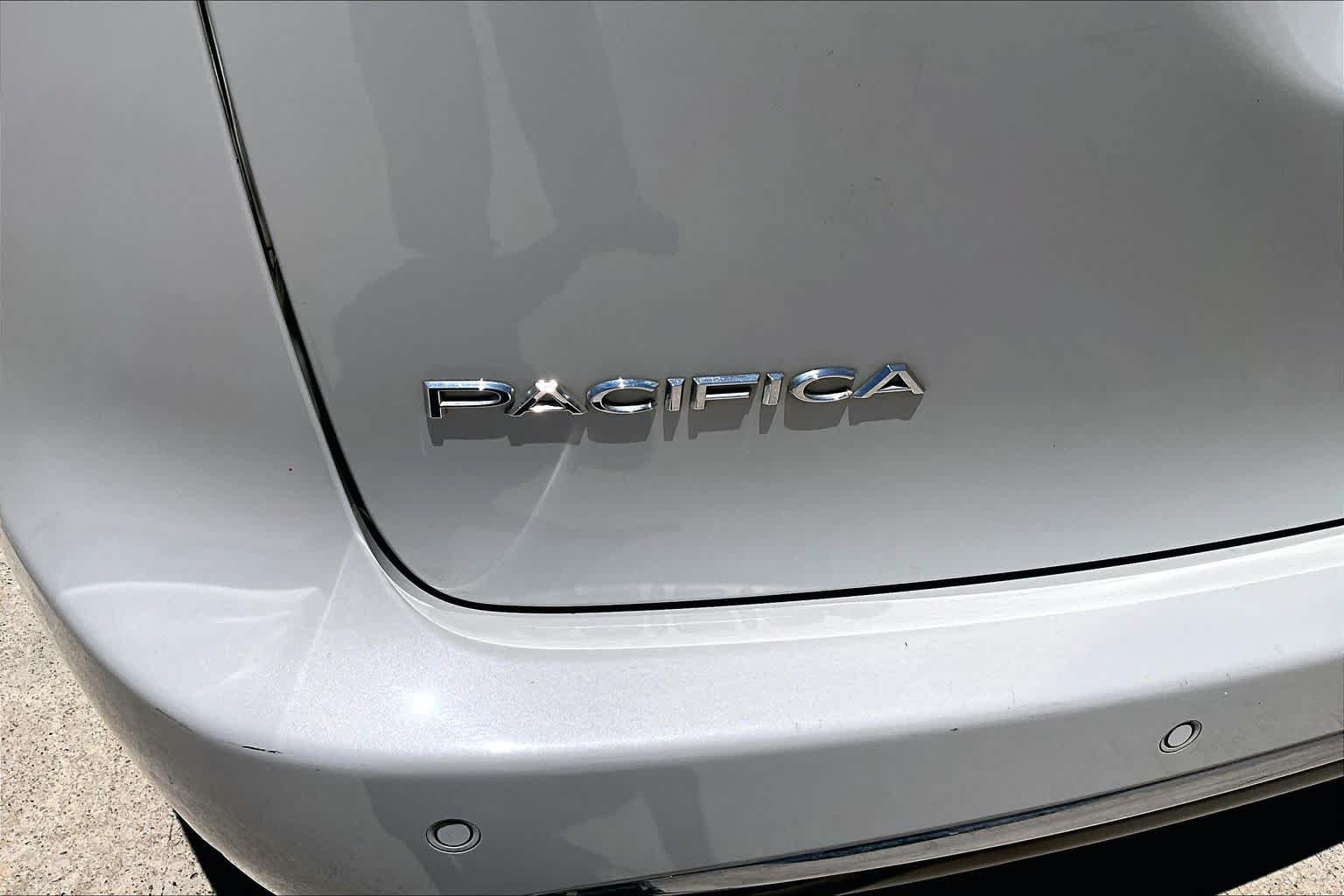 Used 2017 Chrysler Pacifica Touring-L Plus FWD image 8