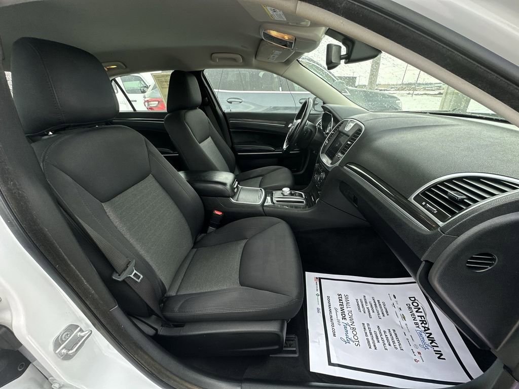 Used 2019 Chrysler 300 Touring w/ Driver Convenience Group image 15