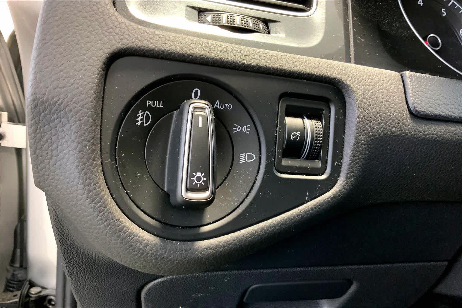 Used 2018 Volkswagen Golf SE FWD image 34